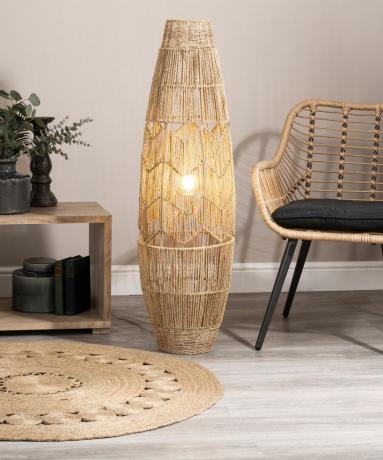 Ratanová stojací lampa s jutovým kobercem a bambusovou židlí od BHS