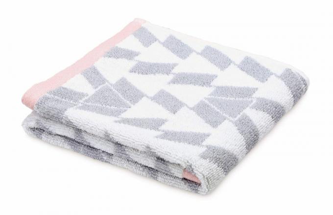 toallas grises y blancas con estampado geométrico