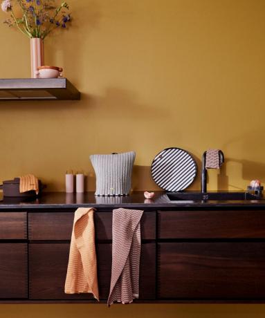 Kuhinja iz temnega lesa mahagonija z rumeno steno