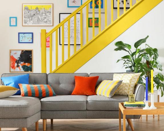 Escalier jaune avec des meubles d'inspiration scandi dans le salon