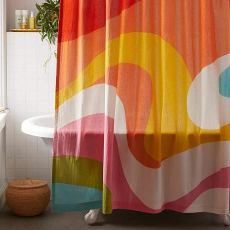 Regenboogwervelend douchegordijn over een badkuip van Urban Outfitters