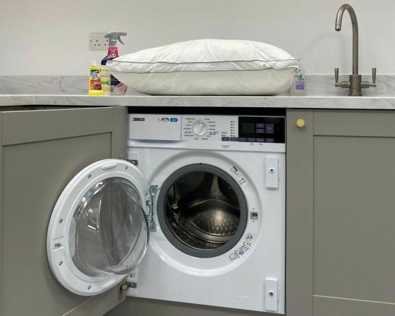 Lavar una almohada en la lavadora en las oficinas