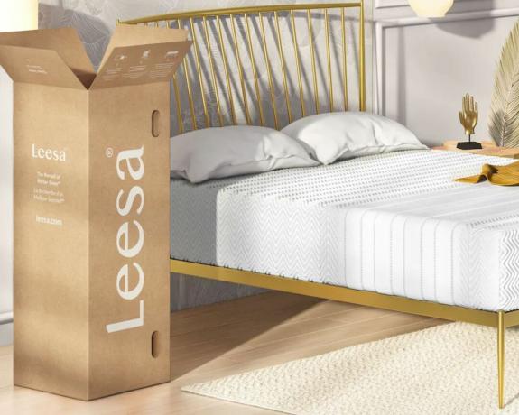Κρεβατοκάμαρα πώλησης στρώματος Leesa με κουτί δίπλα στο κρεβάτι