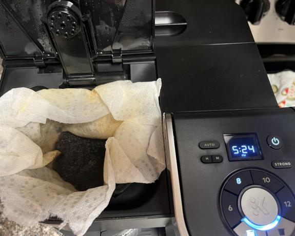Drypfilterkaffe tilberedes ved hjælp af et filter og malet kaffe i Keurig K-Duo enkeltserverings- og karaffelkaffemaskine