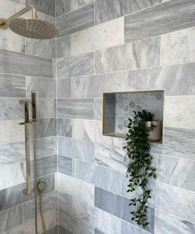 sprcha s úložným prostorem a šedou dlažbou