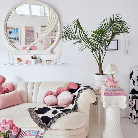 غرفة معيشة مع لمسات من اللون الوردي