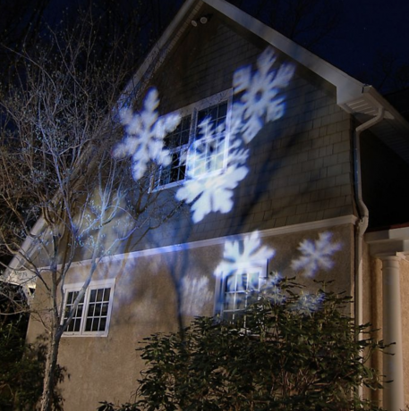 Elektriline LED -projektorituli valgetes lumehelvestes