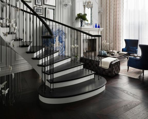 მონოქრომული კიბეები შავი და თეთრი საღებავის დიზაინით და ლურჯი სკამებით