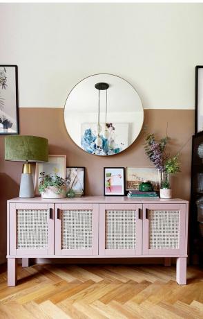 roosa rotangist puhvetkapp sametlambi, lillevaasi ja kunstitrükiga