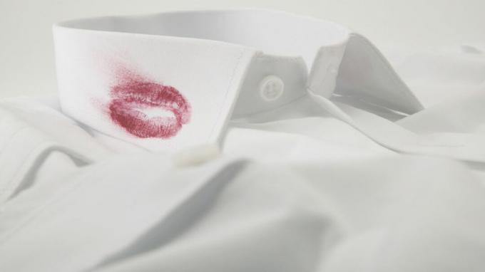 Marque de rouge à lèvres sur le col de la chemise blanche - GettyImages-518979744