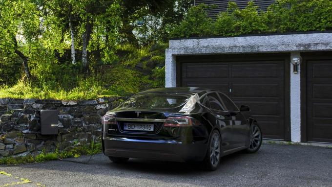 Tesla se nabíjí doma pomocí nabíjecího bodu pro elektromobil