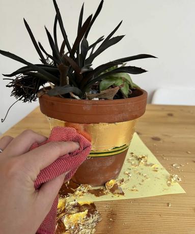DIY altın yaprak ile saksı projesi