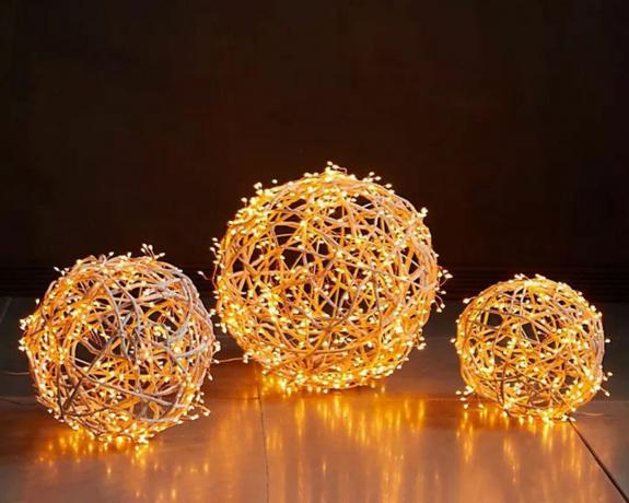 Три осветени LED лозови сфери, изработени от ратан
