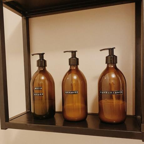 Aura 500ml Braunglasflaschen mit schwarzen Pumps, beschriftet in Annies Badezimmer