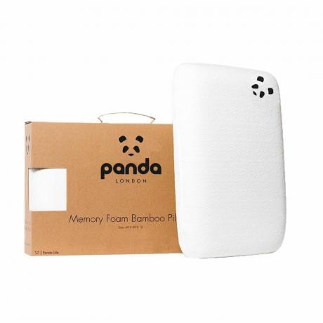 एक तकिया जिस पर एक बॉक्स है जिस पर पांडा का चित्रण है