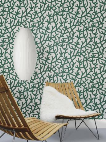 Tapet verde cu imprimeu abstract, cu scaune leneșe din lemn și felinar alb suspendat