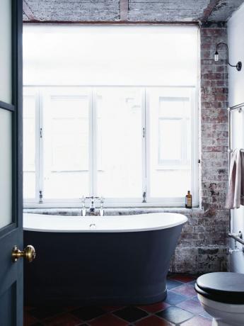Kamar mandi bergaya industri dengan perlengkapan lampu oleh Fritz Fryer