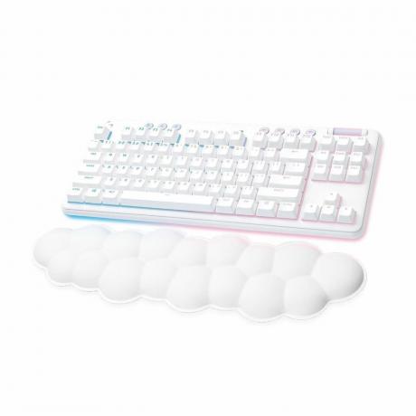 Et hvidt gaming-tastatur med en sky håndledsstøtte 