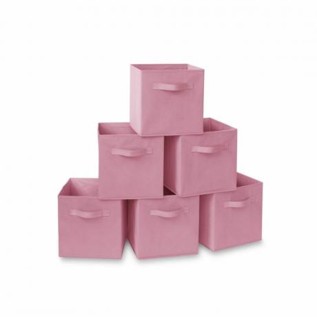En stabel med rosa oppbevaringskuber