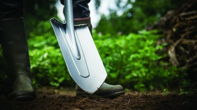 Las mejores herramientas de jardinería: pala de excavación grande Fiskars Xact