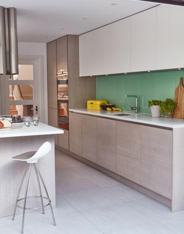 Sarah Brooks 'køkken er blevet omdannet med en glasæskeforlængelse i hendes hjem i London