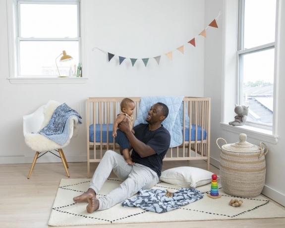 크림 의자, 깔개, 아기 및 아버지가 있는 Brooklinen의 소년 보육 아이디어