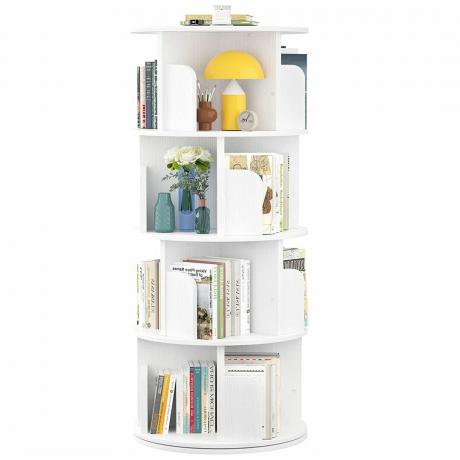 En hvit, høy og roterende bokhylle er full av bøker og andre gjenstander 