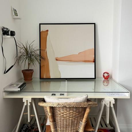 Rostiges abstraktes Leinwandkunstwerk, das auf dem Schreibtisch im Schlafzimmer lehnt