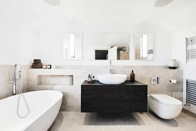 sovrum i skandinavisk stil med eget badrum svartvitt