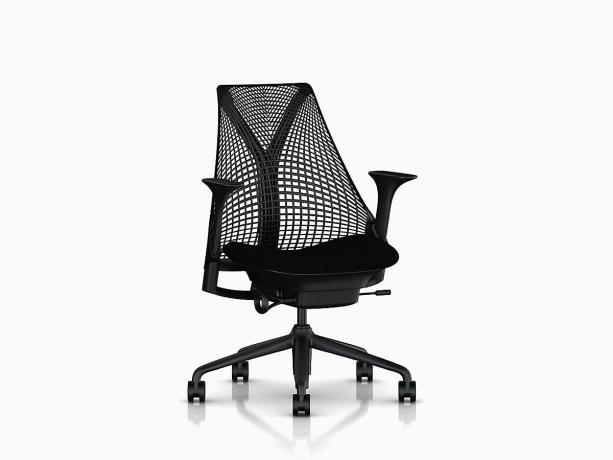 čierna kancelárska stolička s chrbtovou väzbou