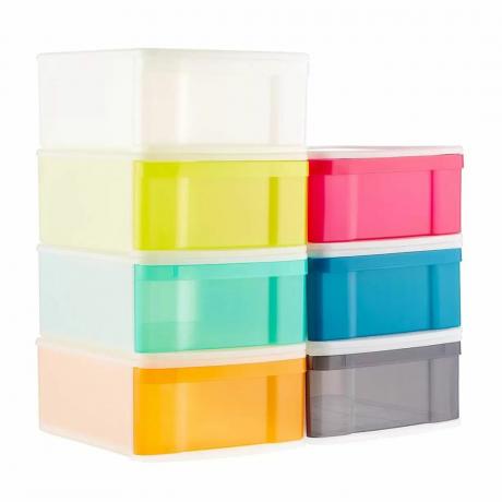Contenedores de almacenamiento apilados multicolores