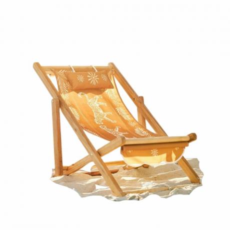 Een bruine strandstoel met een tropisch patroon
