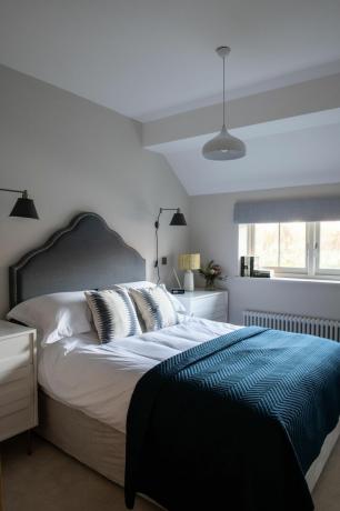Dormitorio gris con manta azul