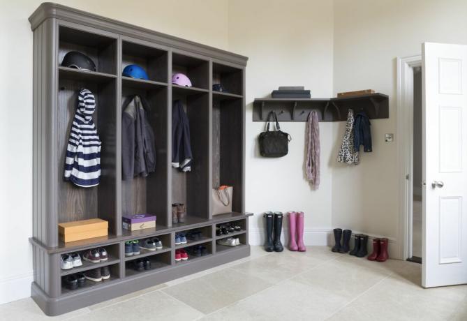 sala de botas con almacenamiento para abrigos, botas y abrigos por
