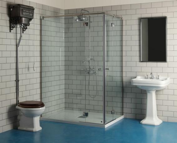 vonios kambarys su dušu, tualetu ir kriaukle