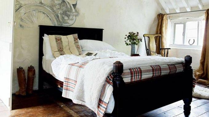 Camera da letto con pittura murale in un cottage con struttura in legno