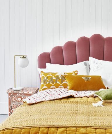 Tête de lit en velours festonné rose par Oliver Bonas