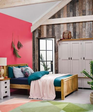 Un dulap alb cu dulap triplu în dormitor cu decor roz cu vopsea de perete