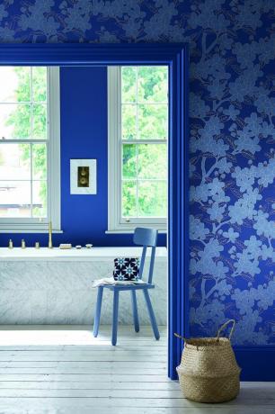 sininen kukkakuvioitu kylpyhuone, jossa on hyvä luonnonvalaistus