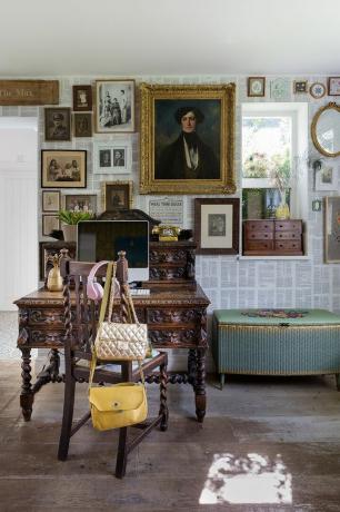 Flur mit Home-Office, Vintage-Möbeln und Galeriewand
