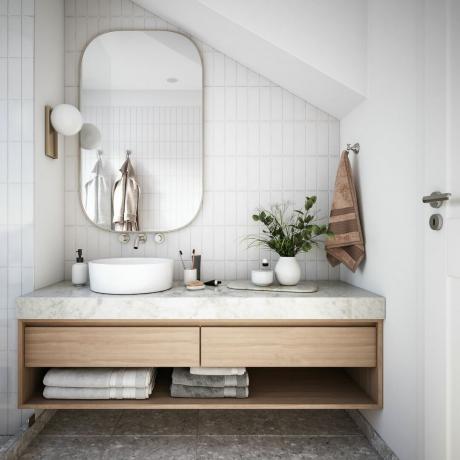 हल्की लकड़ी की वैनिटी और सफेद दीवार वाला एक आधुनिक बाथरूम