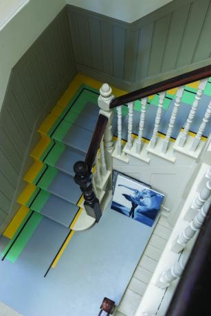 Escalera pintada en el pasillo de Farrow & Ball