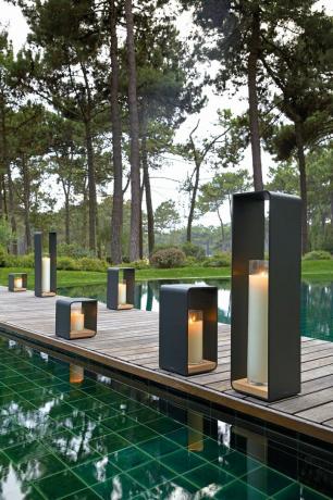 Illuminazione del cortile: candele incorniciate che circondano la piscina