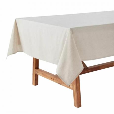 लकड़ी की मेज पर लिनन का मेज़पोश
