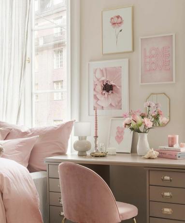 Hübsches rosa Schlafzimmer-Büro mit abgestimmter Galeriewandidee in Rouge-Thema.