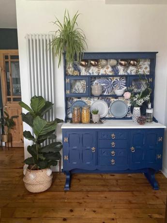 Köksskåp målad blå med blommig tapet