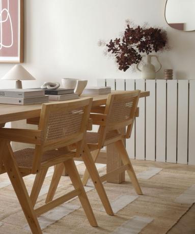 Una zona pranzo con tavolo e sedie in legno