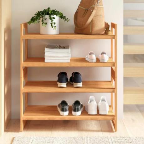 Бамбуковый органайзер для обуви с обувью, книгами и растением.