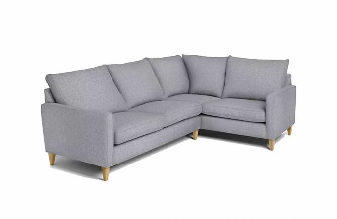 Небольшой серый угловой диван с деревянными ножками