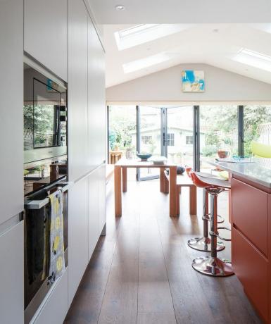 Януари 2020 г.: Джилиан Ликари и Джон Денби удвоиха кухненското си пространство, за да създадат място за съхранение и ново място за почивка